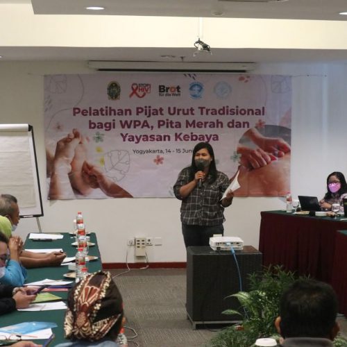 Pelatihan Pijat Urut Tradisional bagi WPA, Pita Merah & Yayasan Kebaya