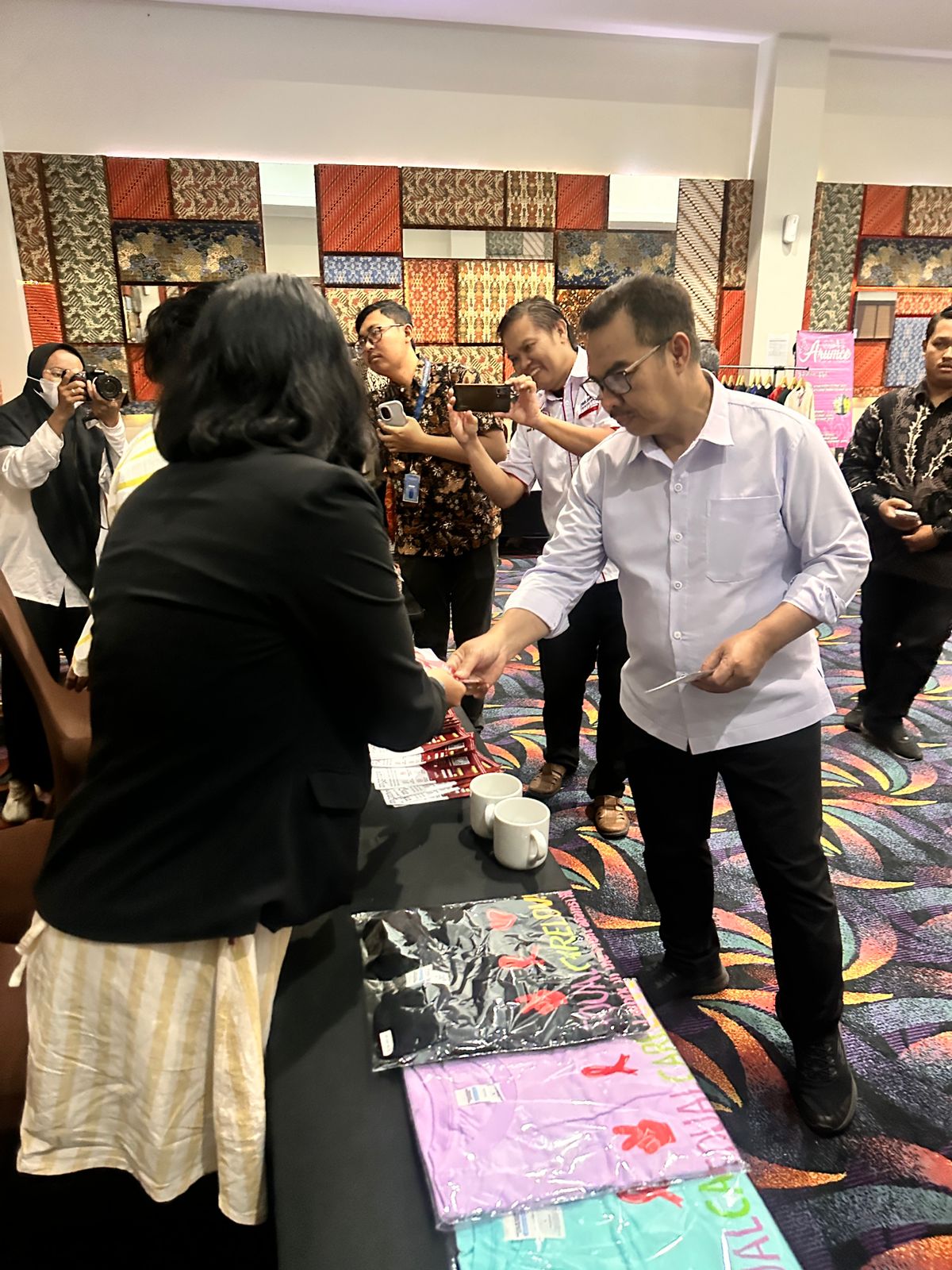 Walikota Yogyakarta melihat-lihat bazar